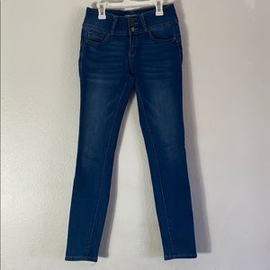 Dark wash, triple button, with zipper. Jeans.